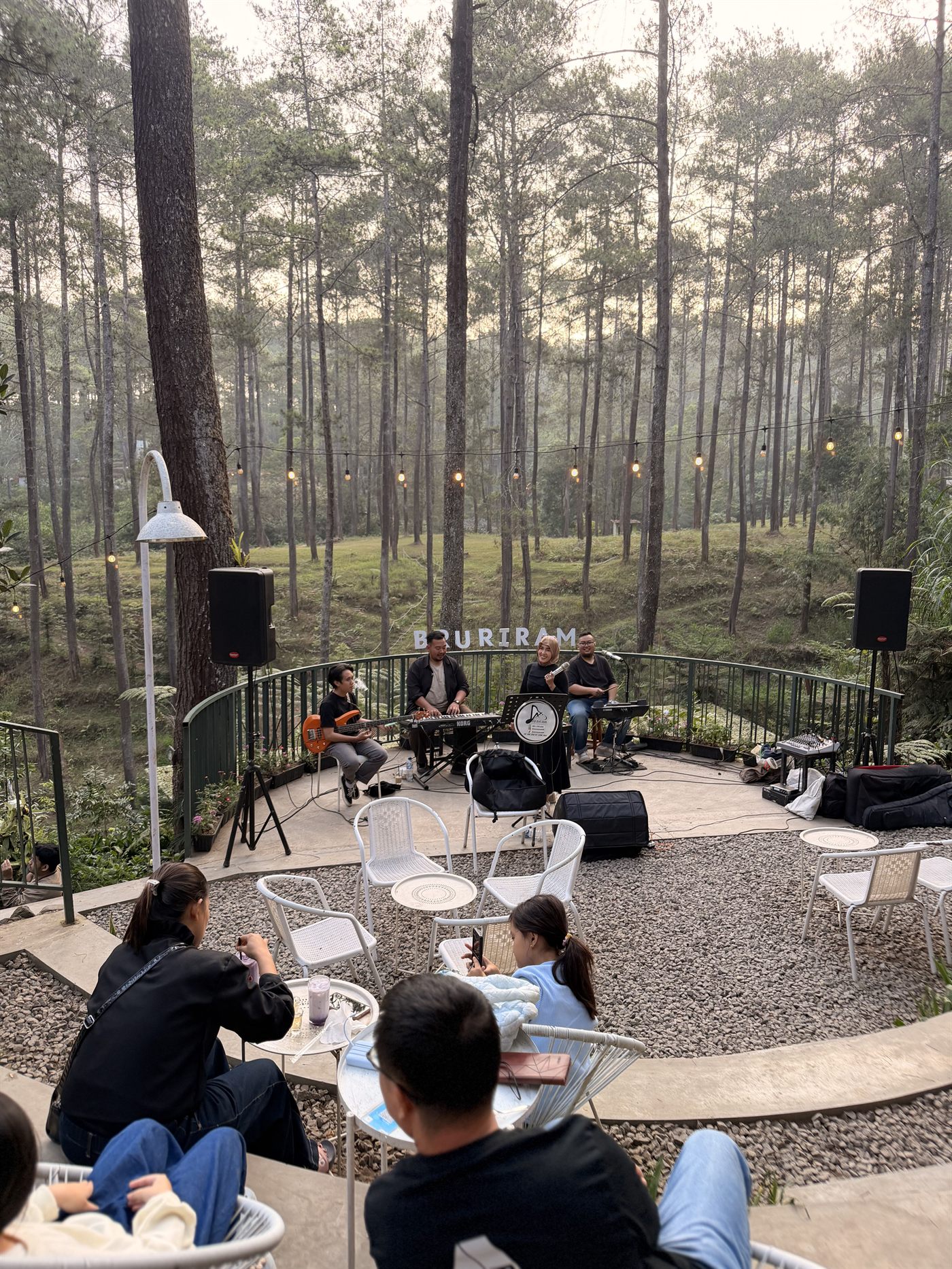 Konser Musik Akustik di Amphitheater Pinus